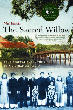 The Sacred Willow: Four Generations in the Life of a Vietnamese Family de Mai Elliott