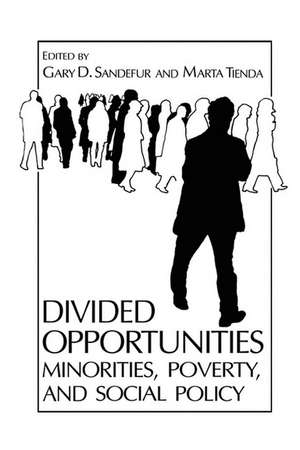 Divided Opportunities: Minorities, Poverty and Social Policy de Gary D. Sandefur