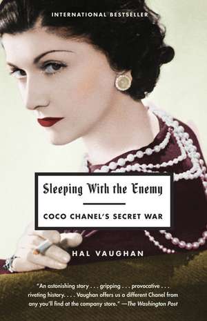 Sleeping with the Enemy: Coco Chanel's Secret War de Hal Vaughan