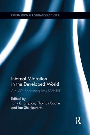 Internal Migration in the Developed World: Are we becoming less mobile? de Tony Champion