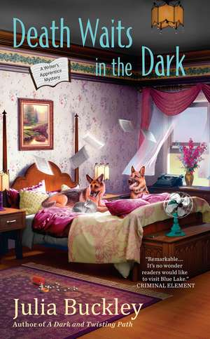 Death Waits in the Dark: A Writer's Apprentice Mystery #4 de Julia Buckley