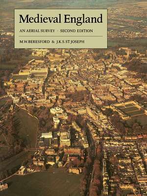 Medieval England: An Aerial Survey de M. W. Beresford