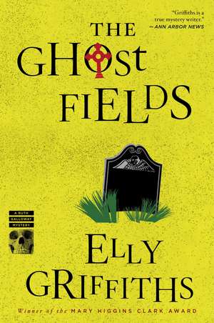 The Ghost Fields: A Mystery de Elly Griffiths