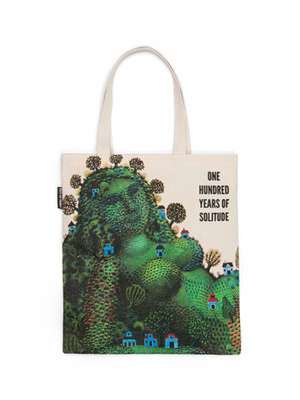 One Hundred Years of Solitude Tote Bag de Out Of Print