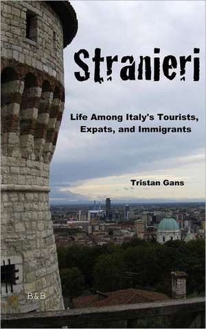 Stranieri: Life Among Italy's Tourists, Expats, and Immigrants de Tristan Gans