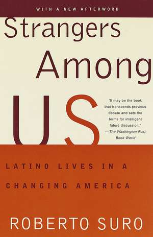 Strangers Among Us: Latino Lives in a Changing America de Roberto Suro