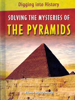 Solving the Mysteries of the Pyramids de Fiona MacDonald