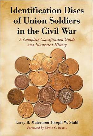 Identification Discs of Union Soldiers in the Civil War: A Complete Classification Guide and Illustrated History de Larry B. Maier