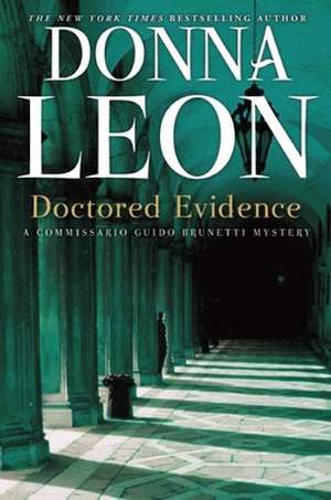 Doctored Evidence: A Commissario Guido Brunetti Mystery de Donna Leon