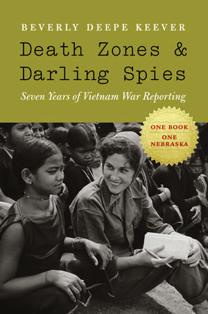 Death Zones and Darling Spies: Seven Years of Vietnam War Reporting de Beverly Deepe Keever