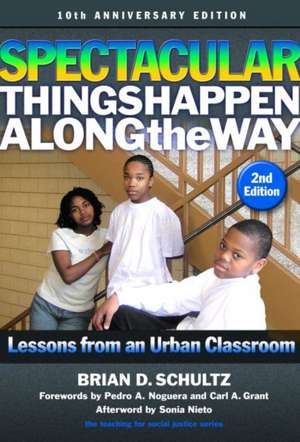 Spectacular Things Happen Along the Way: Lessons from an Urban Classroom--10th Anniversary Edition de Brian D. Schultz