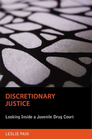 Discretionary Justice: Looking Inside a Juvenile Drug Court de Leslie Paik