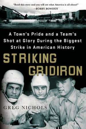 Striking Gridiron: A Town's Pride and a Team's Shot at Glory During the Biggest Strike in American History de Greg Nichols