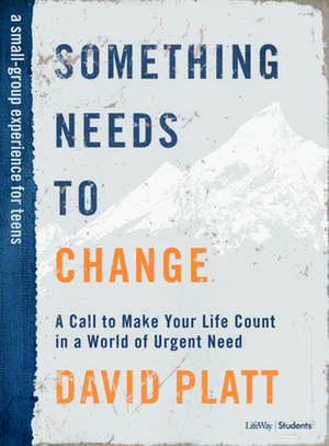 Something Needs to Change - Teen Bible Study Book: A Call to Make Your Life Count in a World of Urgent Need de David Platt