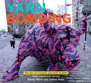 Yarn Bombing: The Art of Crochet and Knit Graffiti: Tenth Anniversary Edition de Mandy Moore