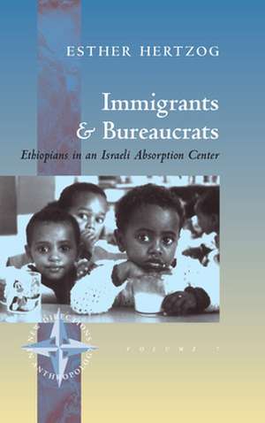 Immigrants and Bureaucrats: Ethiopians in an Israeli Absorbtion Center de Emanuel Marx