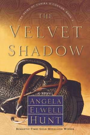 The Velvet Shadow de Angela Elwell Hunt