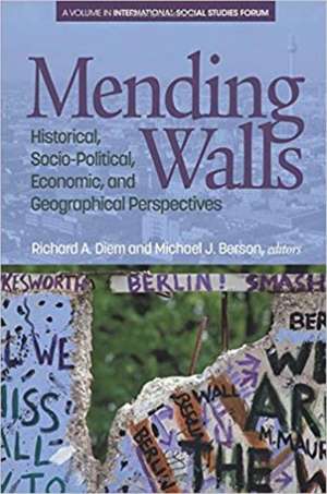 Mending Walls de Michael J. Berson