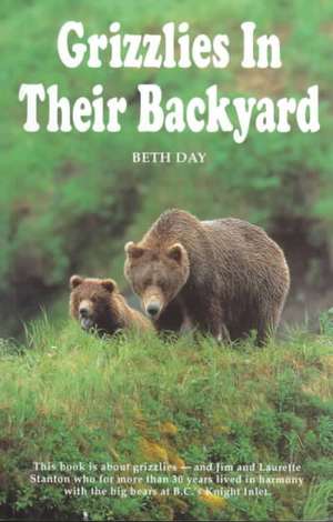 Grizzlies in Their Backyard de Beth Day