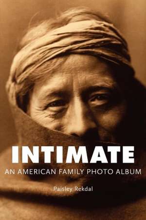 Intimate: An American Family Photo Album de Paisley Rekdal