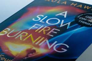 A Slow Fire Burning de Paula Hawkins