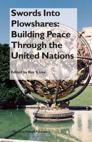 Swords Into Plowshares: Building Peace Through the United Nations de Thomas H. C. Lee