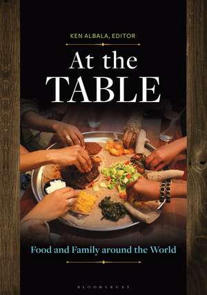 At the Table: Food and Family around the World de Ken Albala