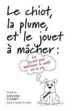 Le chiot, la plume, et le jouet à mâcher