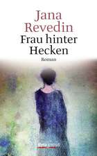 Frau hinter Hecken